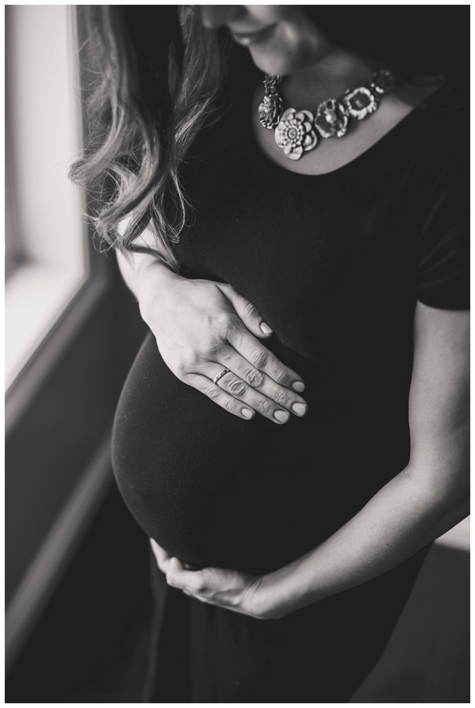 Caitlin-Maternity_0173-BW_WEB