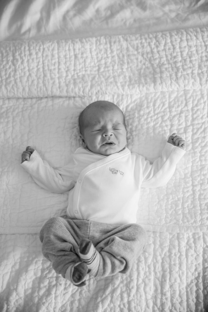newborn sneezing, lifestyle newborn photos