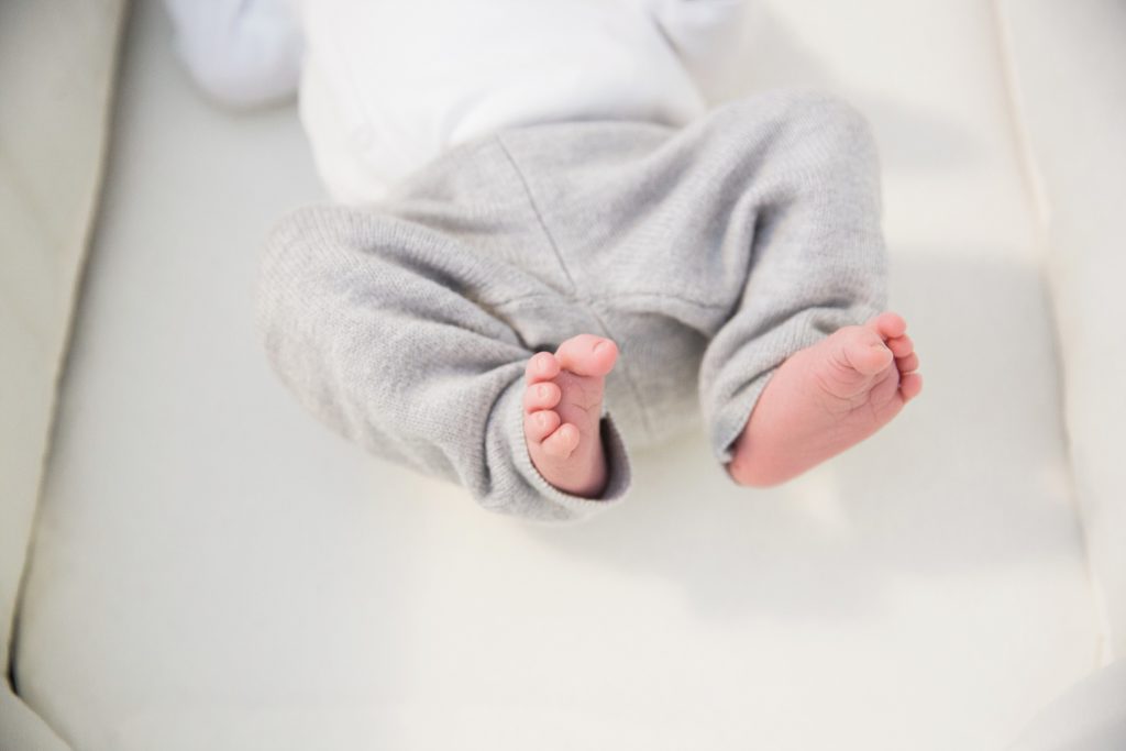 lifestyle newborn photos, baby toes