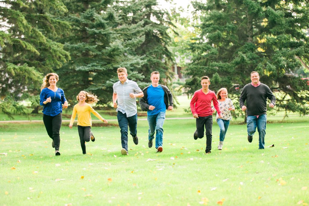 family photos, family of 7 posing ideas, Confederation Park