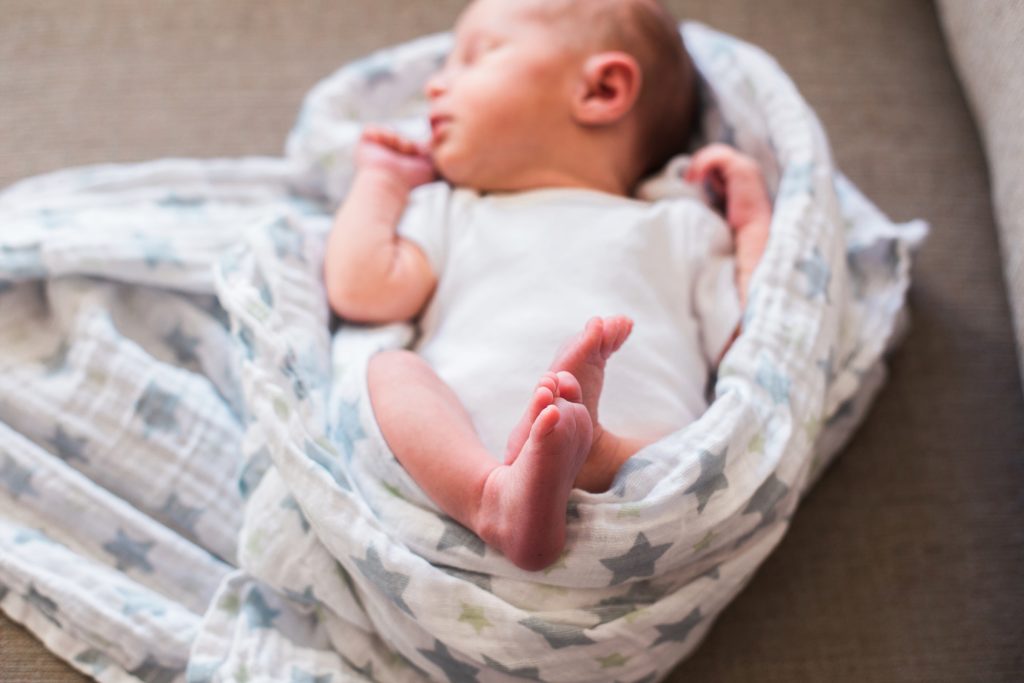 lifestyle newborn photos, baby toes