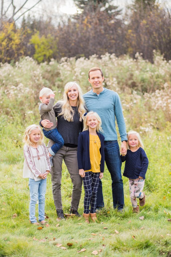 family of 6 posing ideas, fall family photos, Edworthy Park