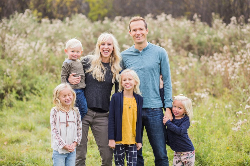 family of 6 posing ideas, fall family photos, Edworthy Park