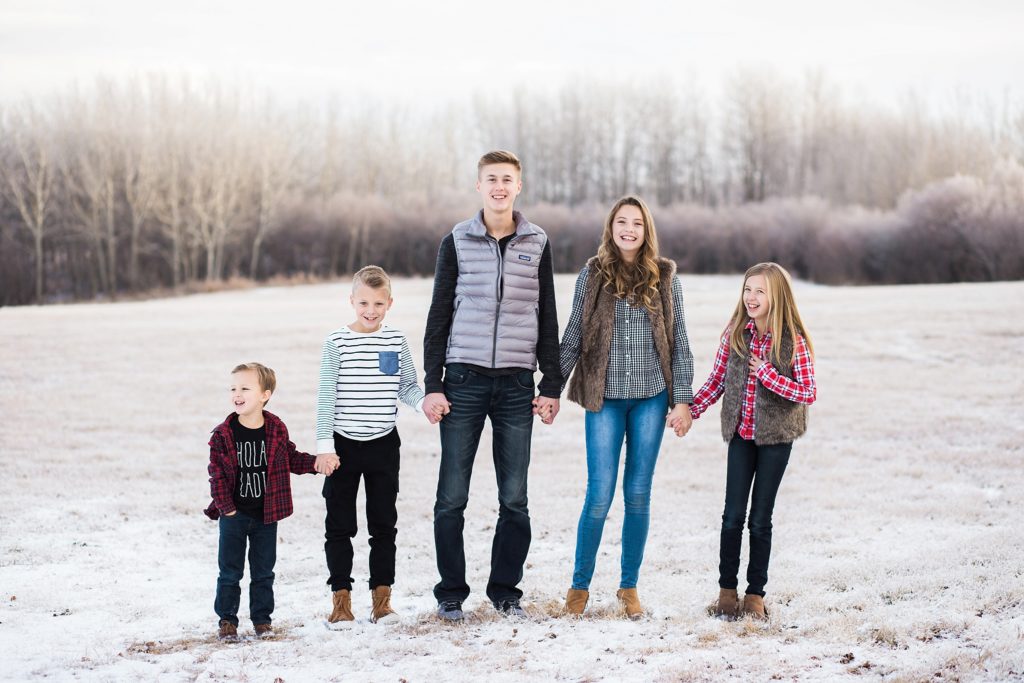 siblings, family photos, large family posing ideas, what to wear for family photos
