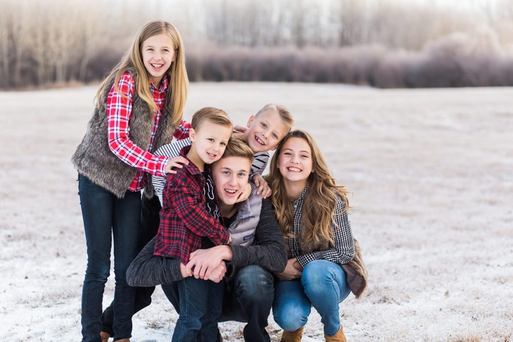 siblings, family photos, large family posing ideas, what to wear for family photos