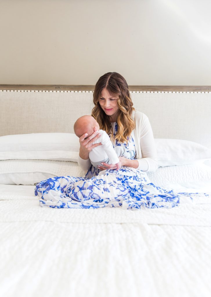 lifestyle newborn photos, mom and newborn