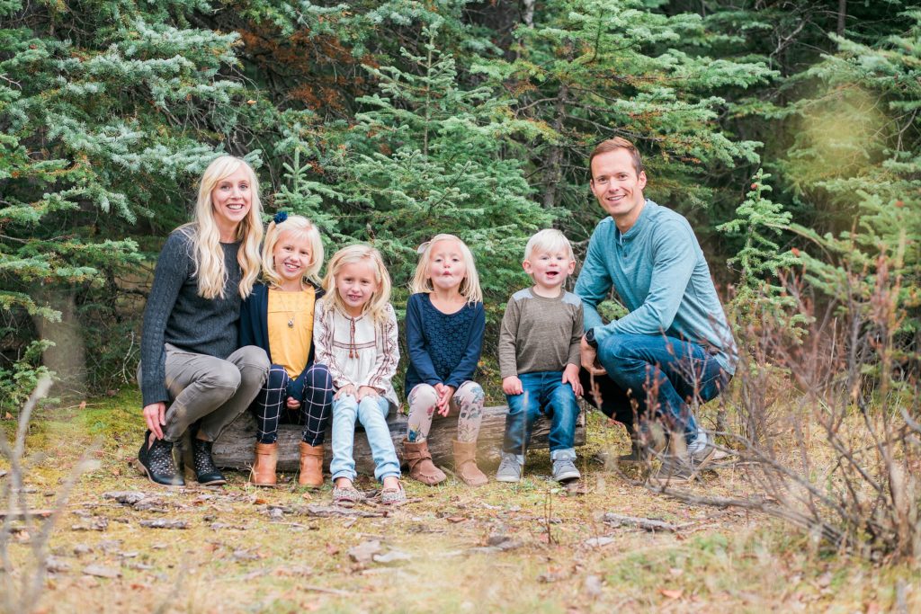 family of 6 posing ideas, fall family photos, Edworthy Park