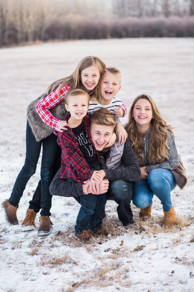 siblings, family photos, large family posing ideas, what to wear for family photos