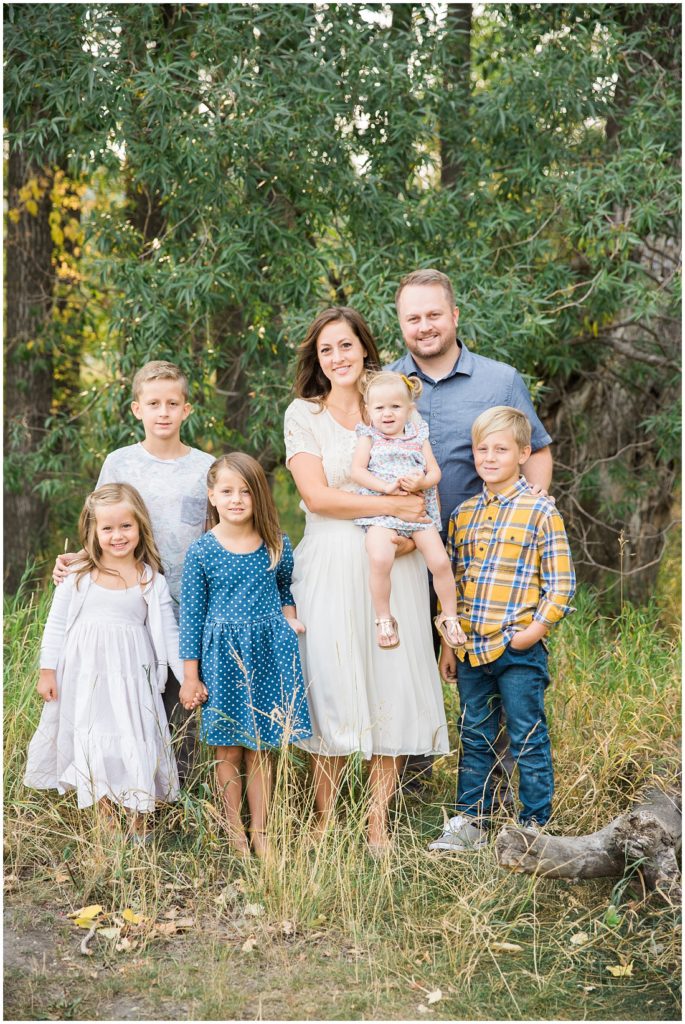 family of 7, large family posing ideas, family photos, fall family photos,