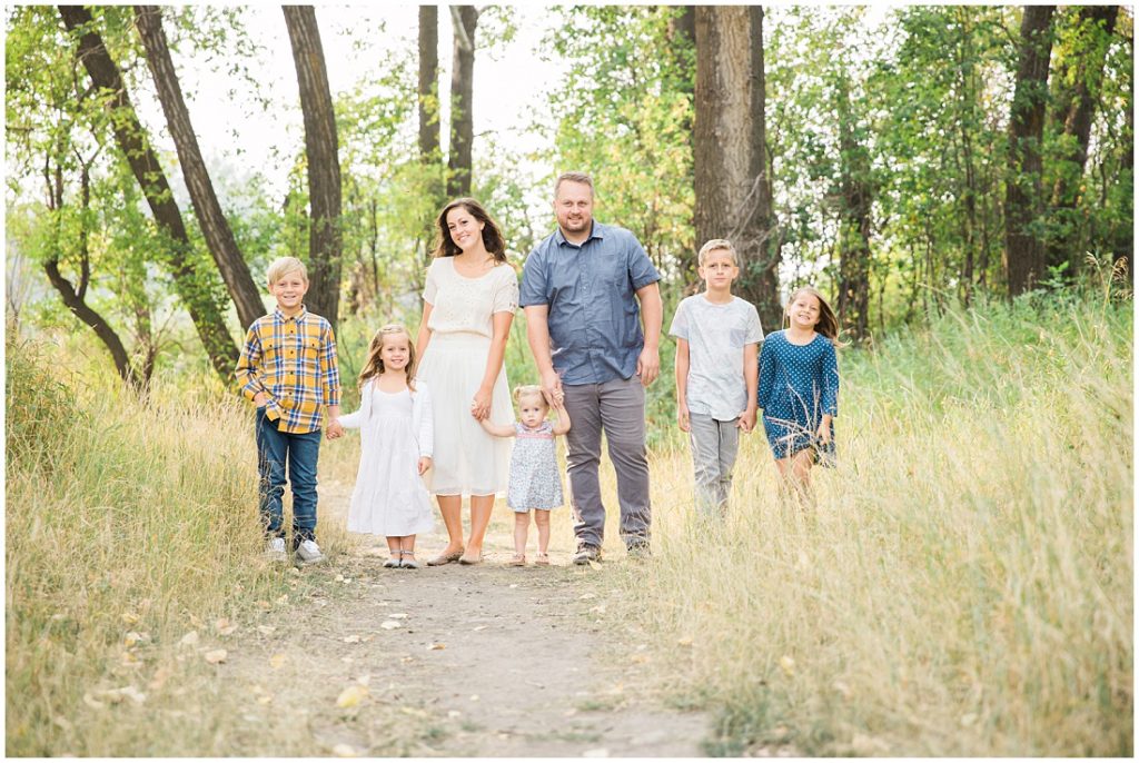 family of 7, large family posing ideas, family photos, fall family photos,