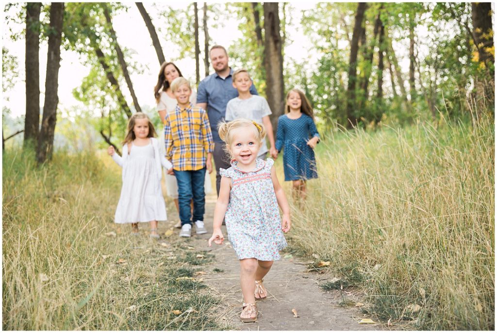 family of 7, large family posing ideas, family photos, fall family photos,