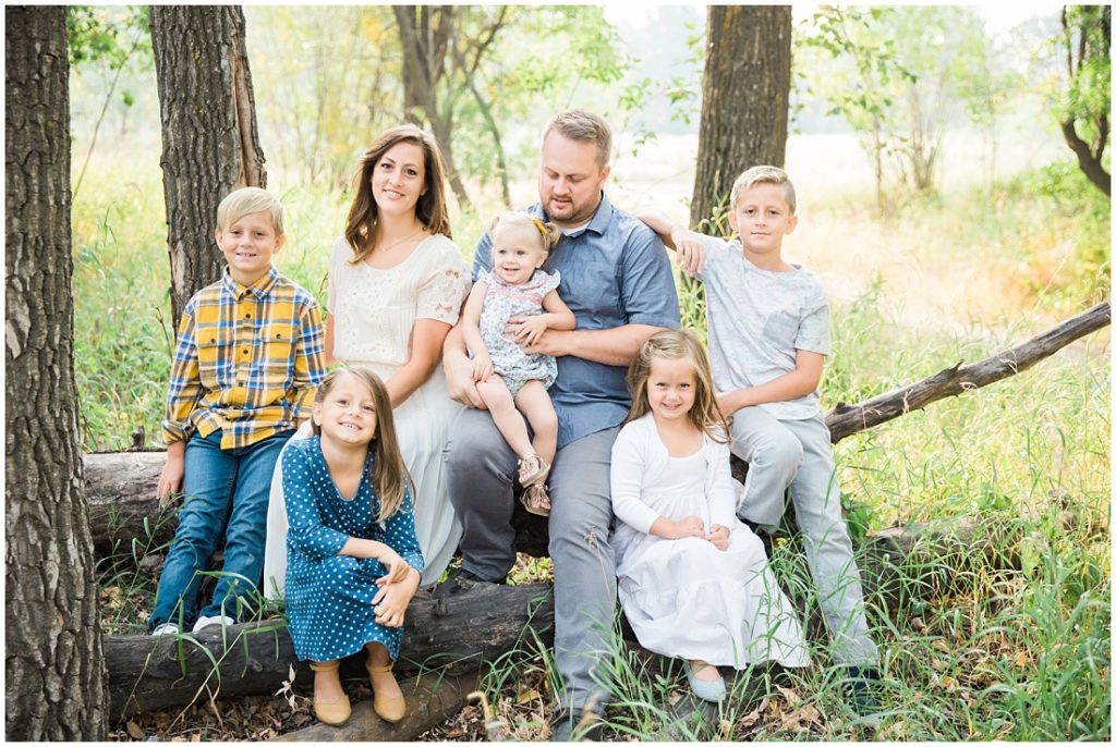 family of 7, large family posing ideas, family photos, fall family photos,