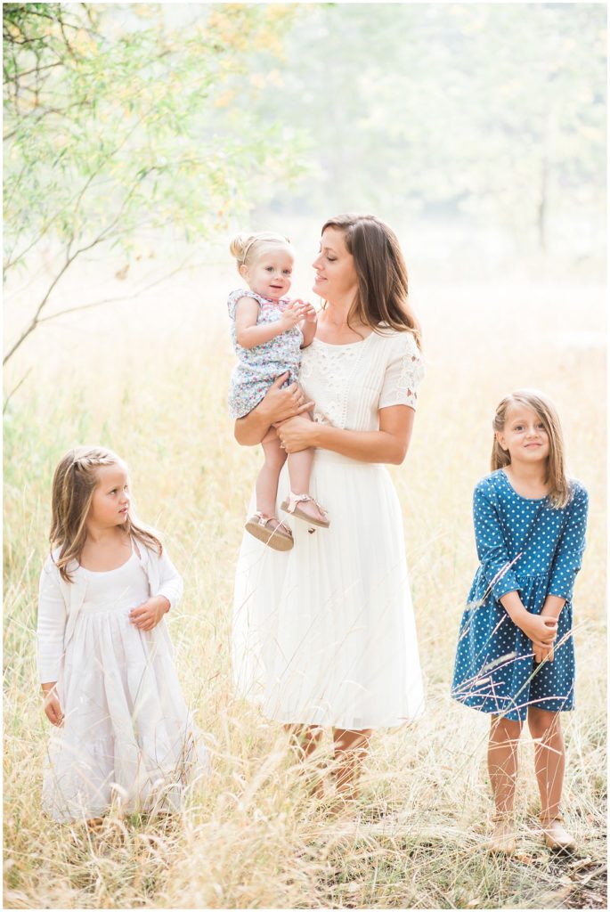 family of 7, large family posing ideas, family photos, fall family photos, mom and daughters