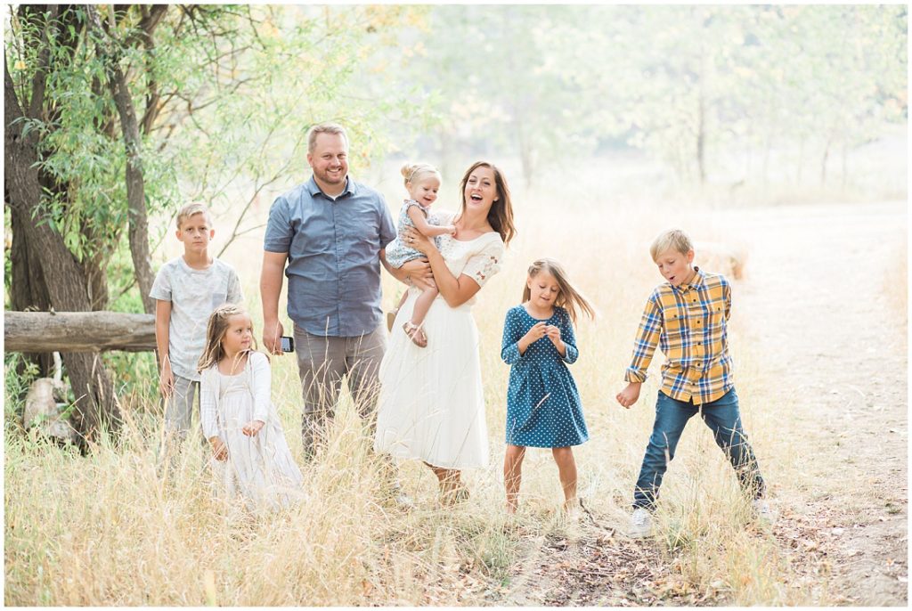 family of 7, large family posing ideas, family photos, fall family photos,