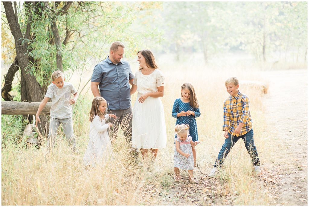 family of 7, large family posing ideas, family photos, fall family photos,