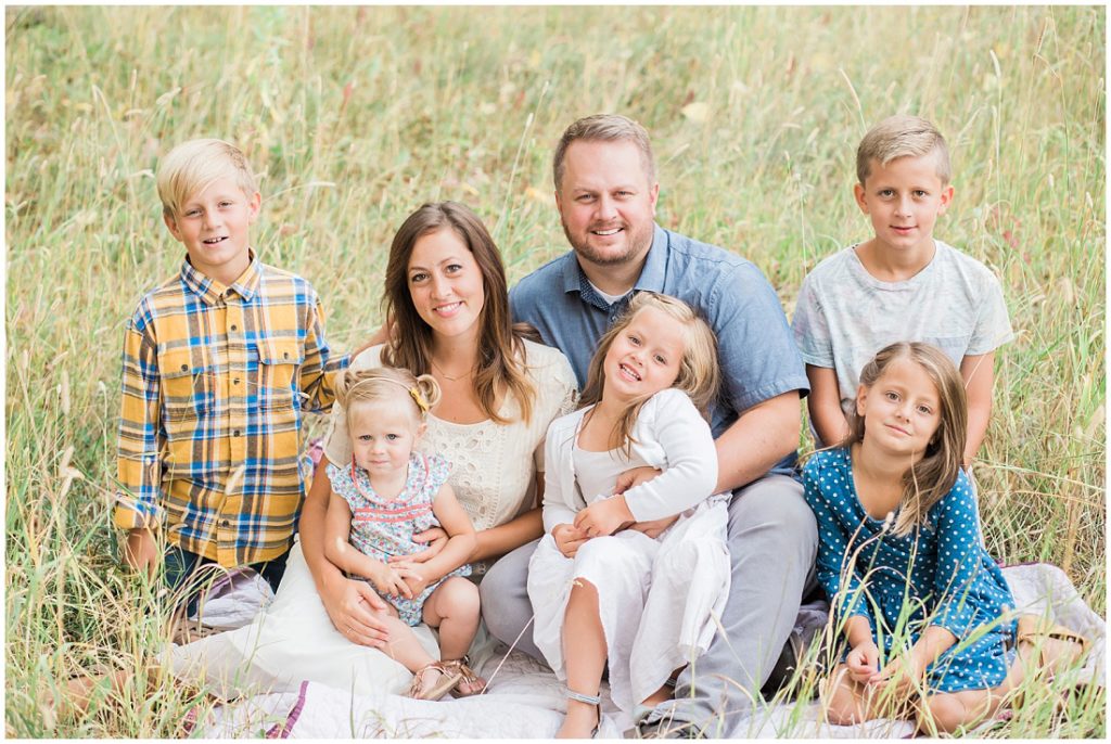 family of 7, large family posing ideas, family photos, fall family photos,