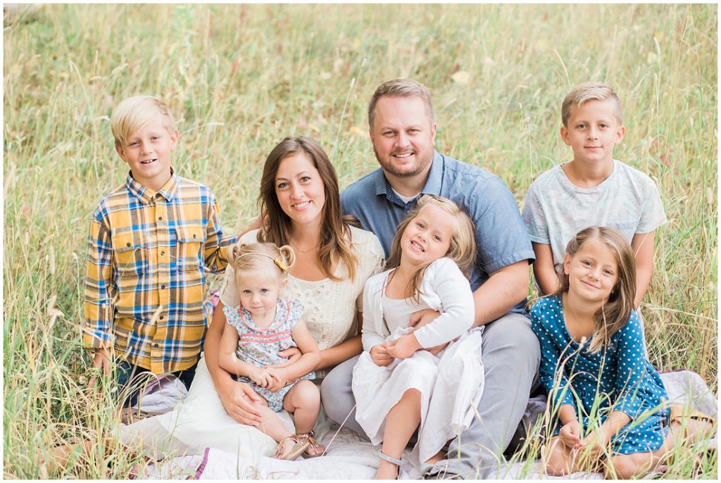 family of 7, large family posing ideas, family photos, fall family photos,