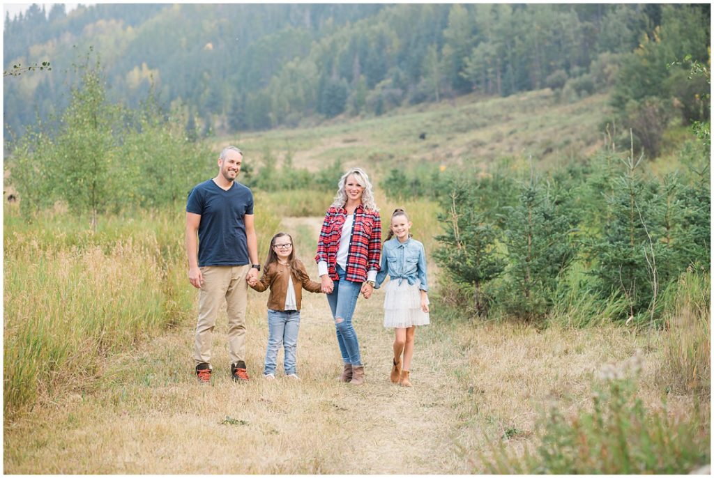 fall family photos, family of 4, Big Hill Springs Provincial Park