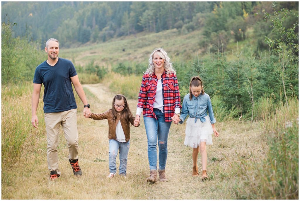 fall family photos, family of 4, Big Hill Springs Provincial Park