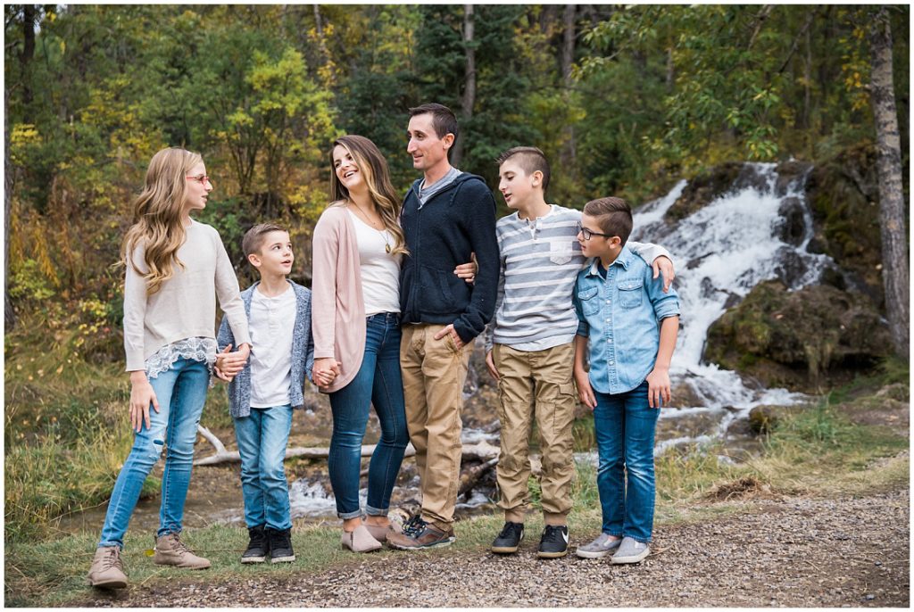 fall family photos, family of 6, family portraits, Big Hill Springs Provincial Park, 