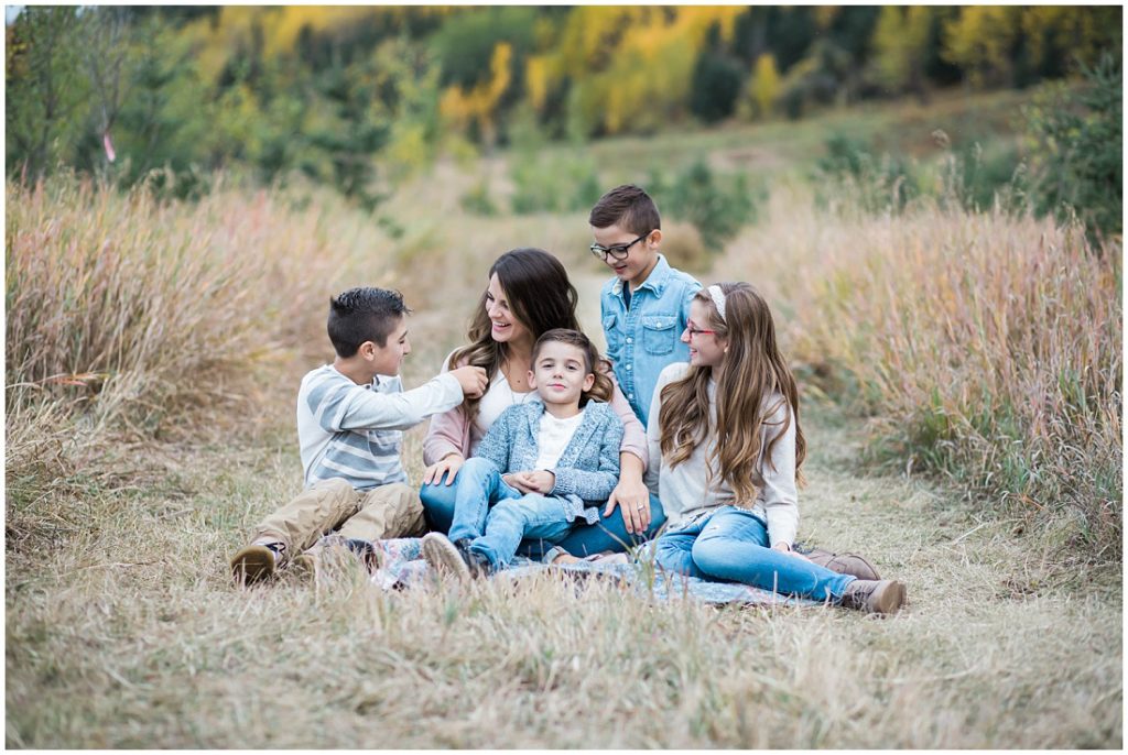 fall family photos, family of 6, family portraits, Big Hill Springs Provincial Park, 
