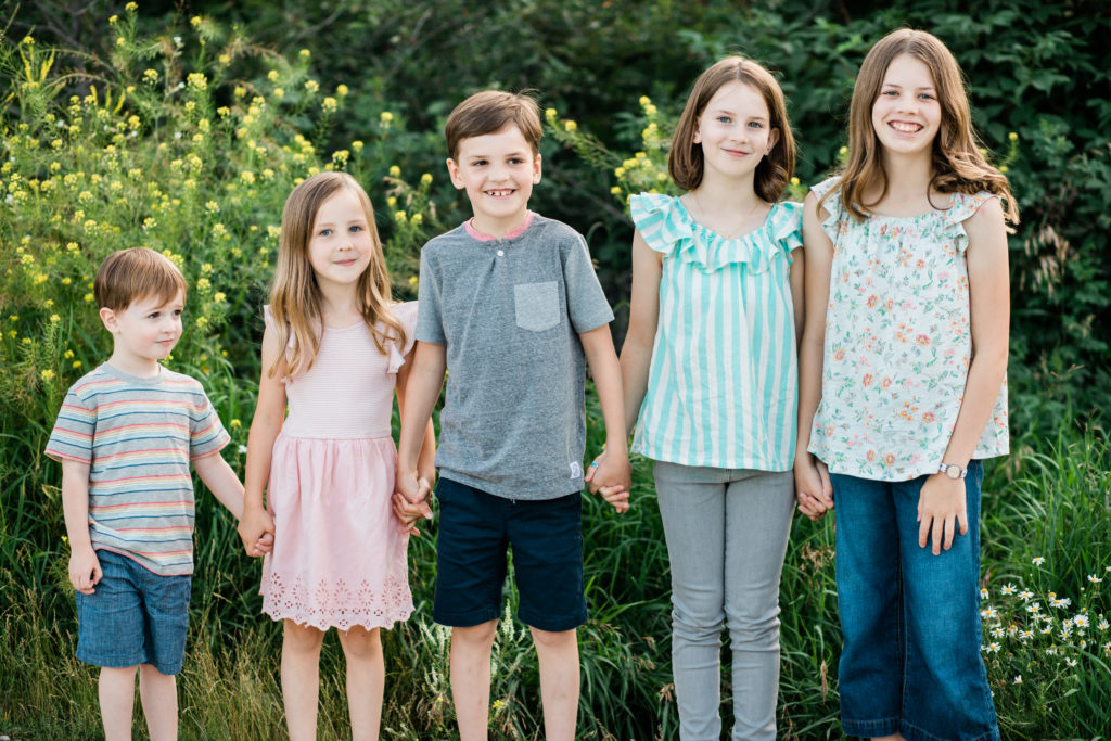 family of 7, family photos, family portraits, Edworthy Park, Calgary family photos, Calgary family photography, Calgary family photographer, yyc family photos, 